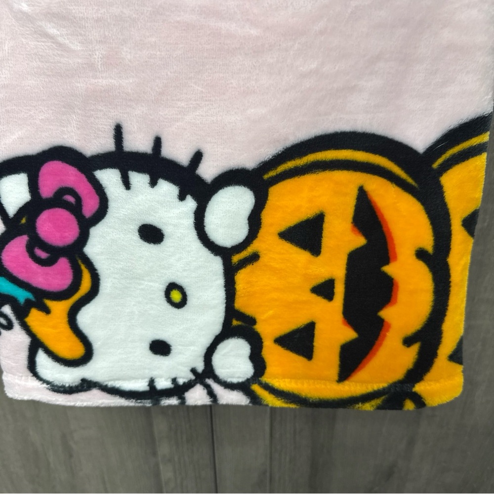 New Hello Kitty Halloween Pumpkins 46" x 60" Preschool Throw Blanket With Tag - Picture 5 of 5